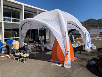 特殊メイクを取り入れた防災・避難訓練への参加と災害備蓄商品の展示会を実施しました。